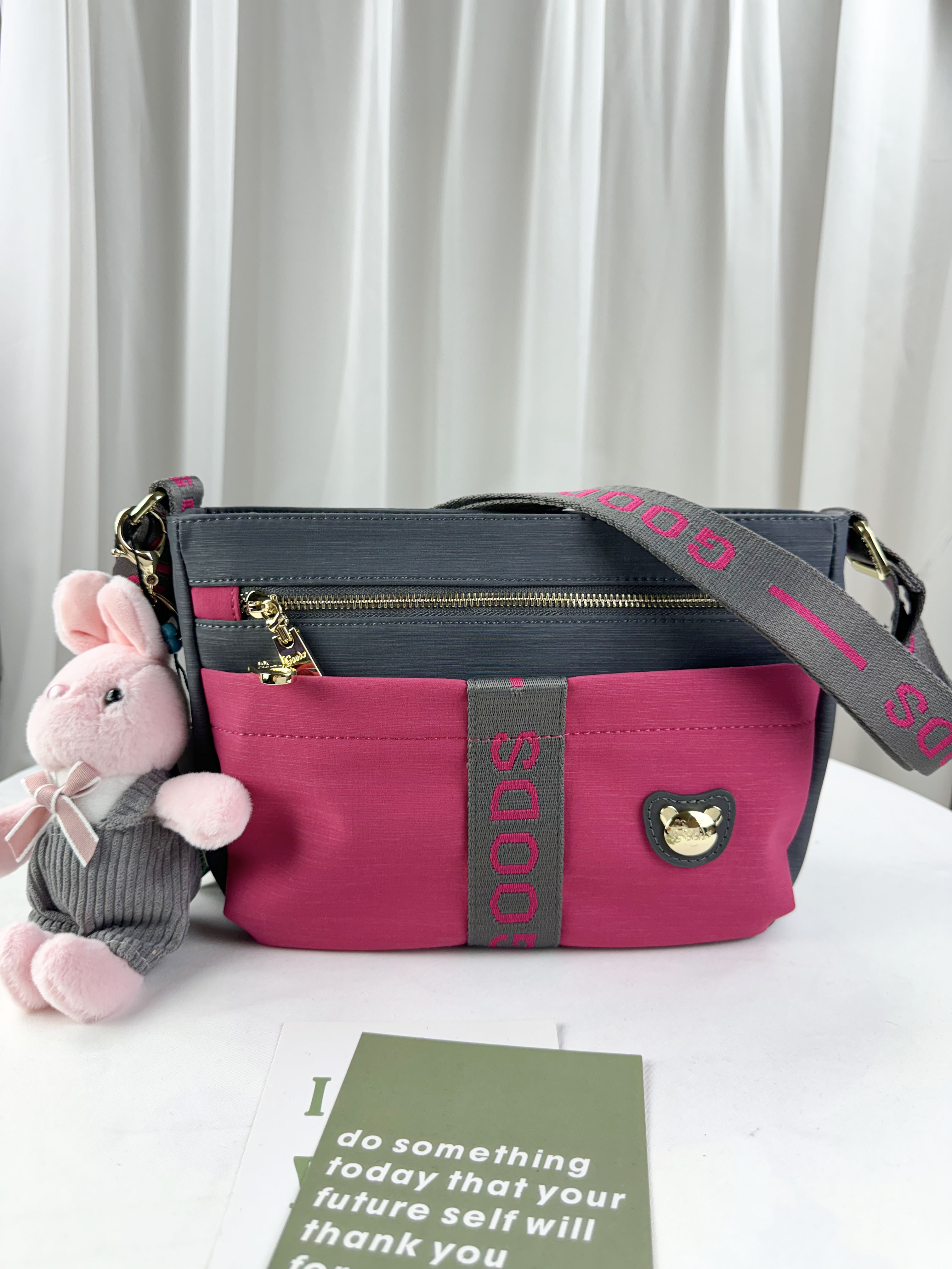 GOODS 灰桃拼色防潑水側背包 附兔兔吊飾 #2722