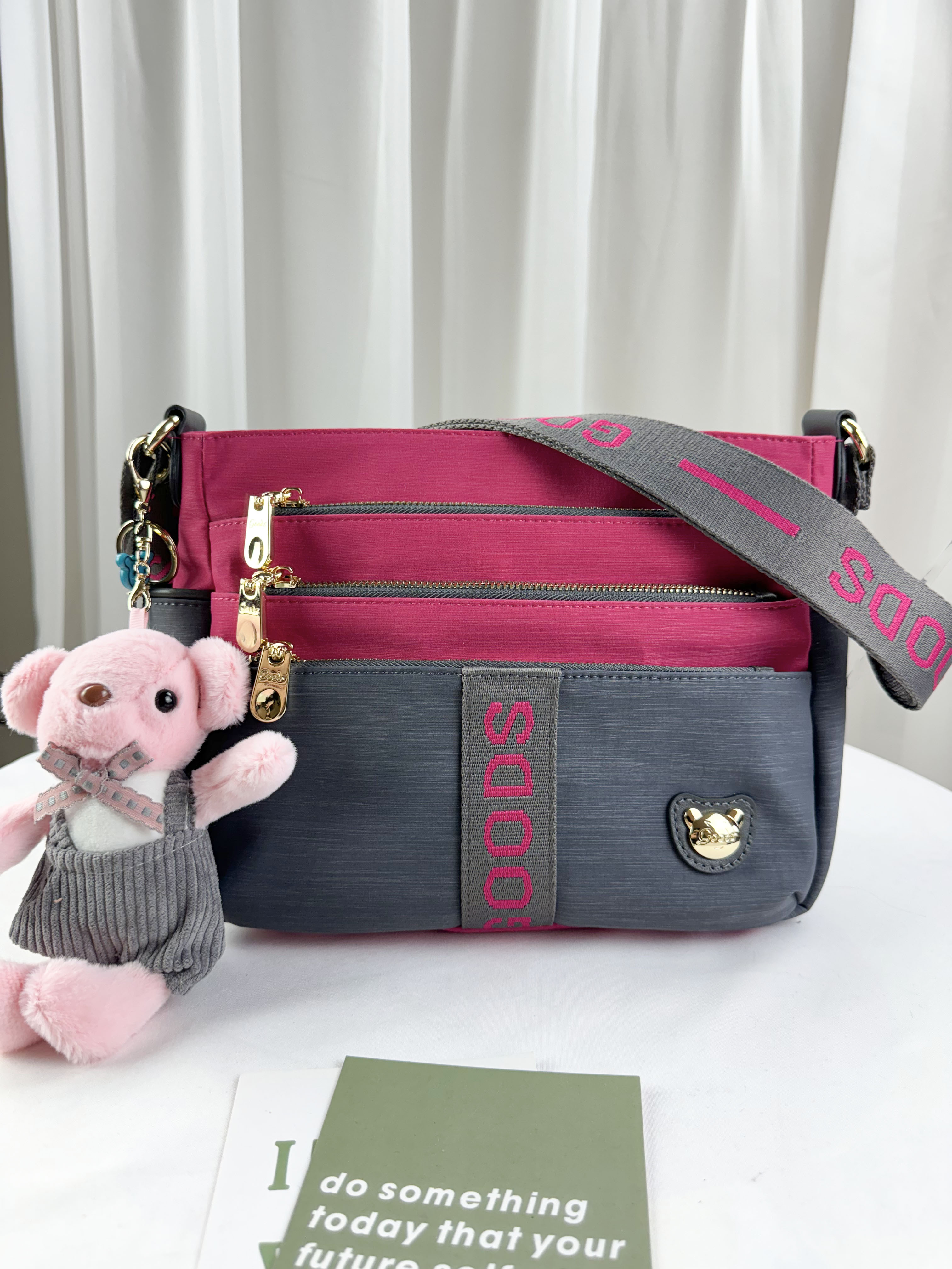 GOODS 灰桃拼色防潑水側背包 附兔兔吊飾 #2502
