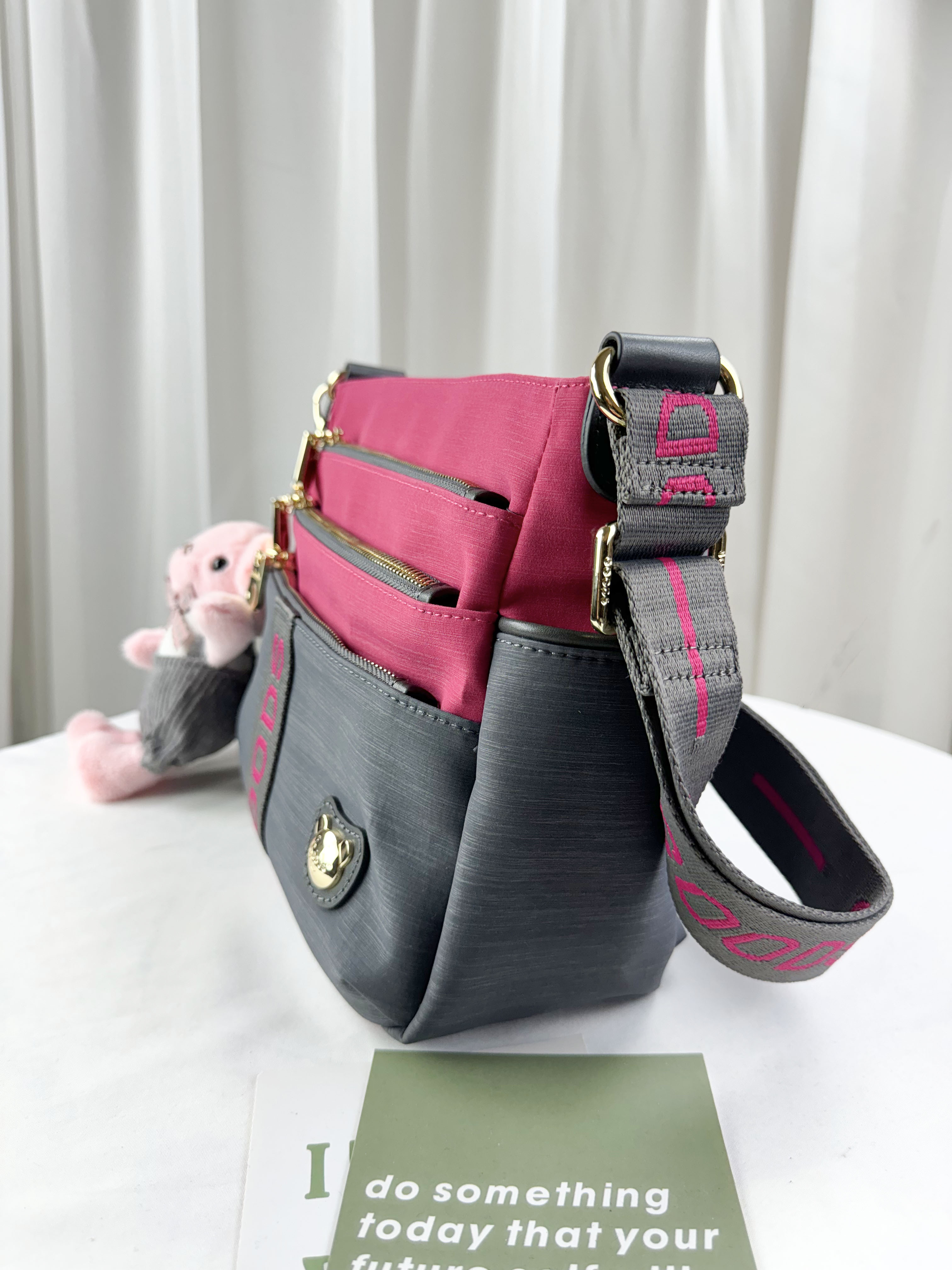 GOODS 灰桃拼色防潑水側背包 附兔兔吊飾 #2502