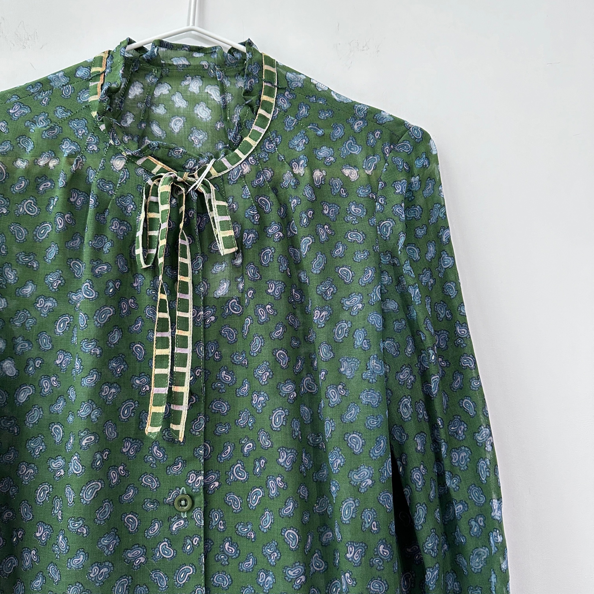 綠色腰果花圖案上衣