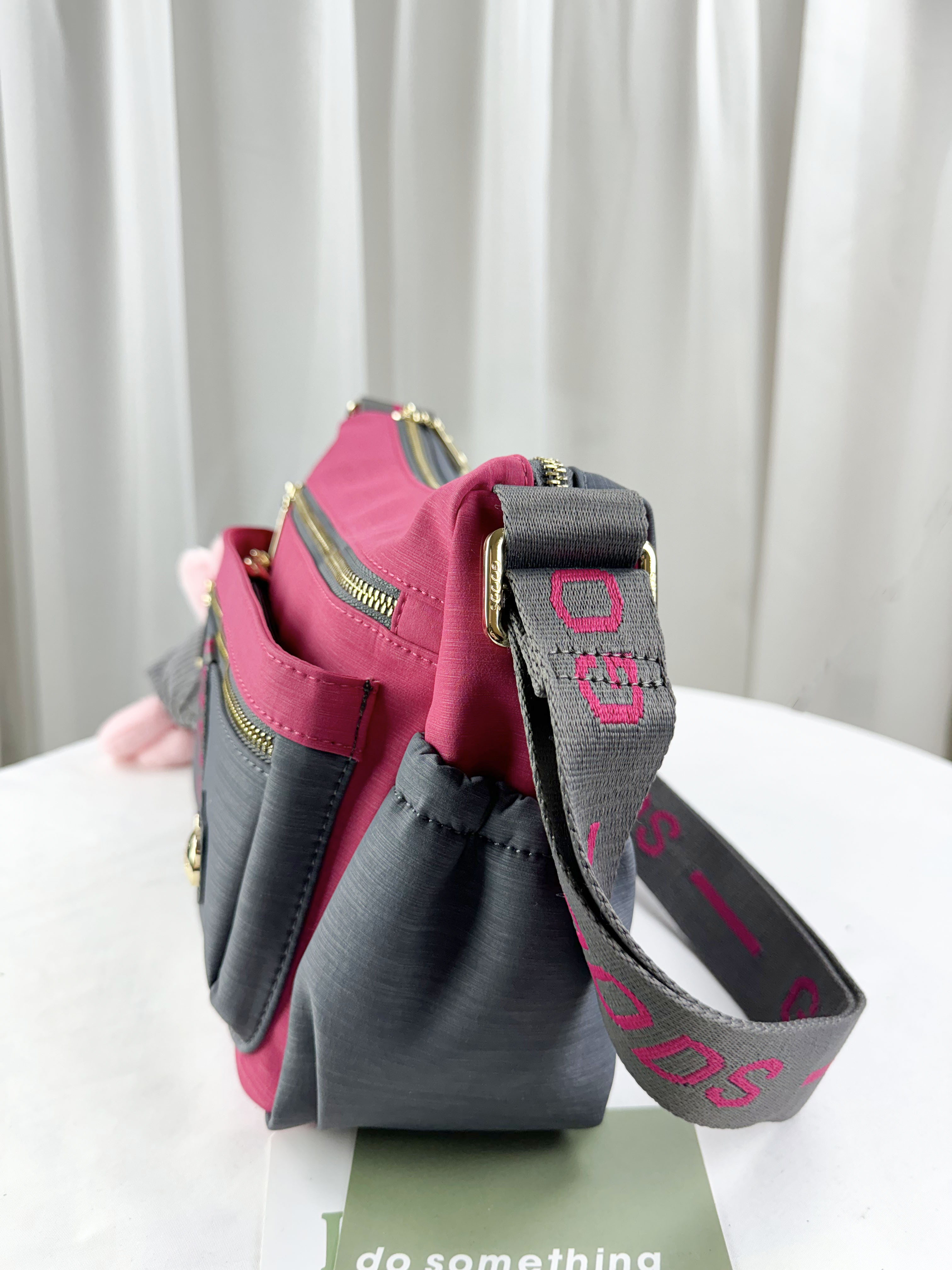 GOODS 灰桃拼色防潑水側背包 附兔兔吊飾 #2689