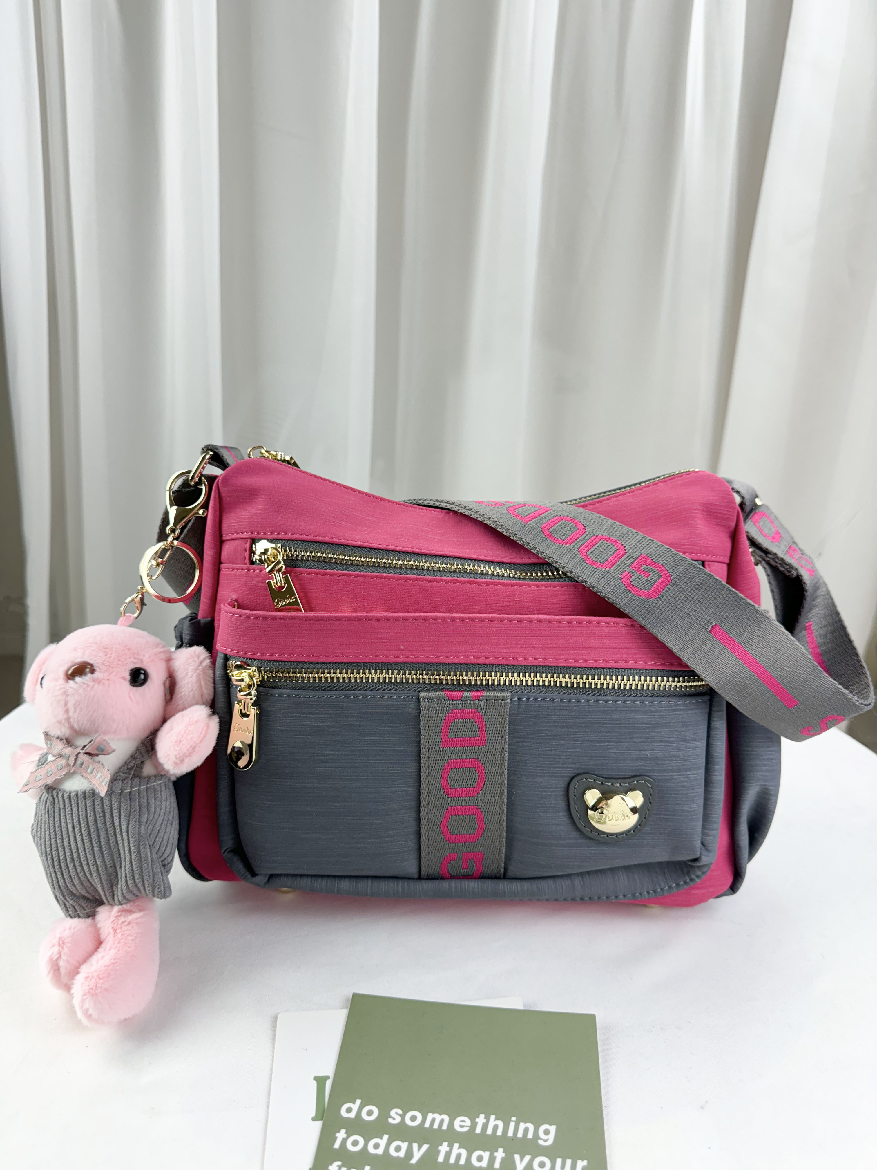GOODS 灰桃拼色防潑水側背包 附兔兔吊飾 #2689