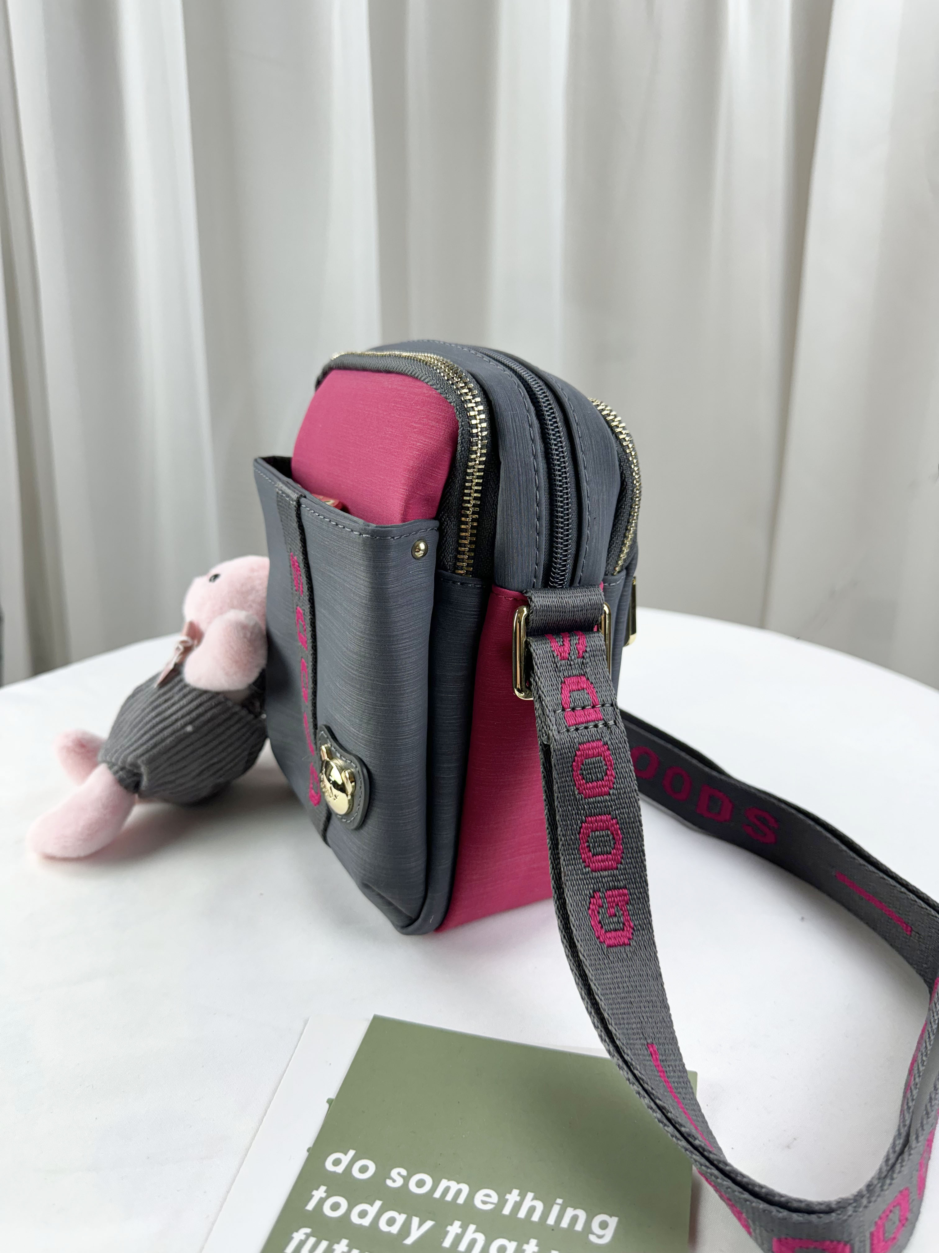 GOODS 灰桃拼色防潑水側背包 / 手機袋 附兔兔吊飾 #2499