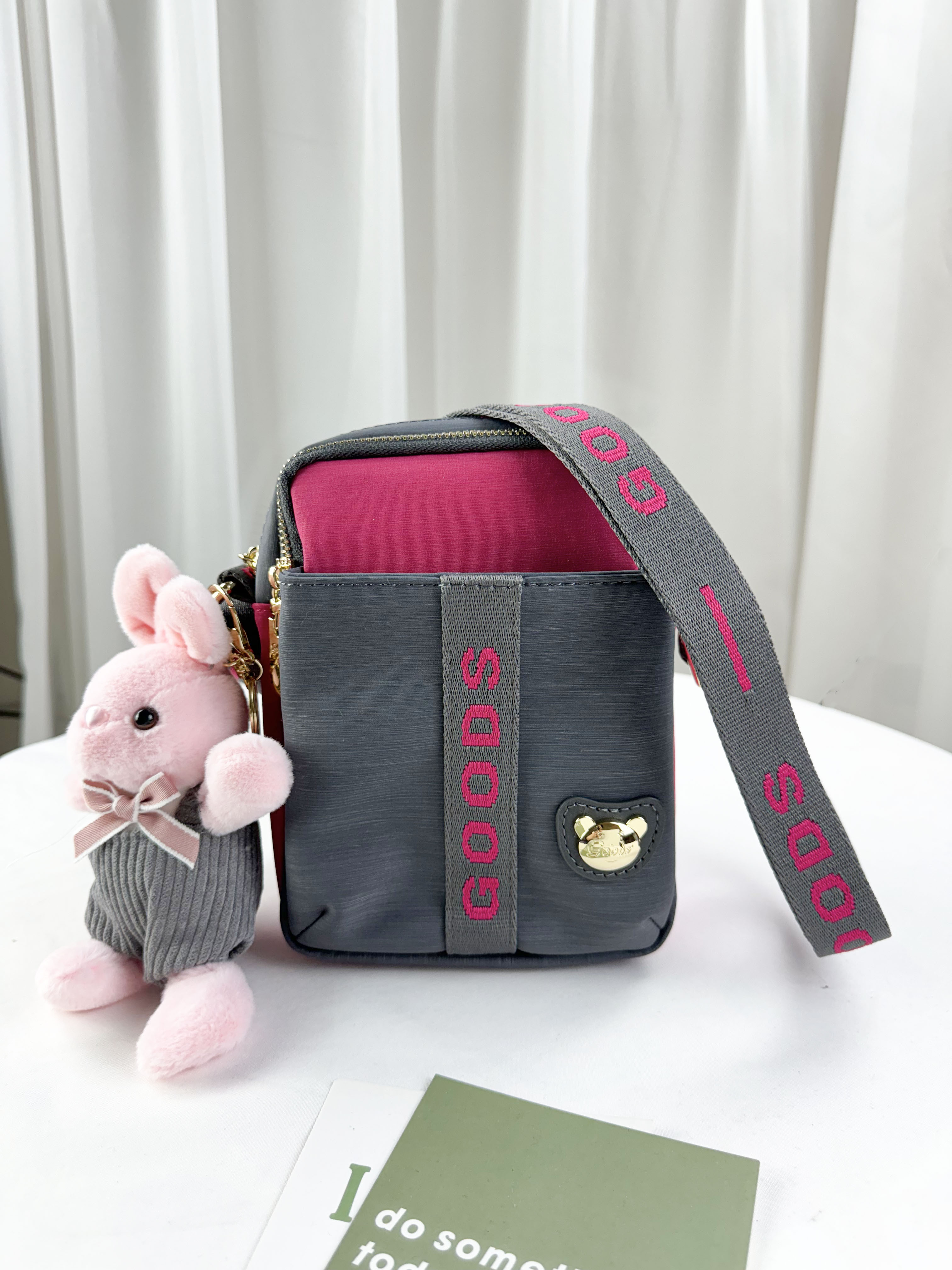 GOODS 灰桃拼色防潑水側背包 / 手機袋 附兔兔吊飾 #2499