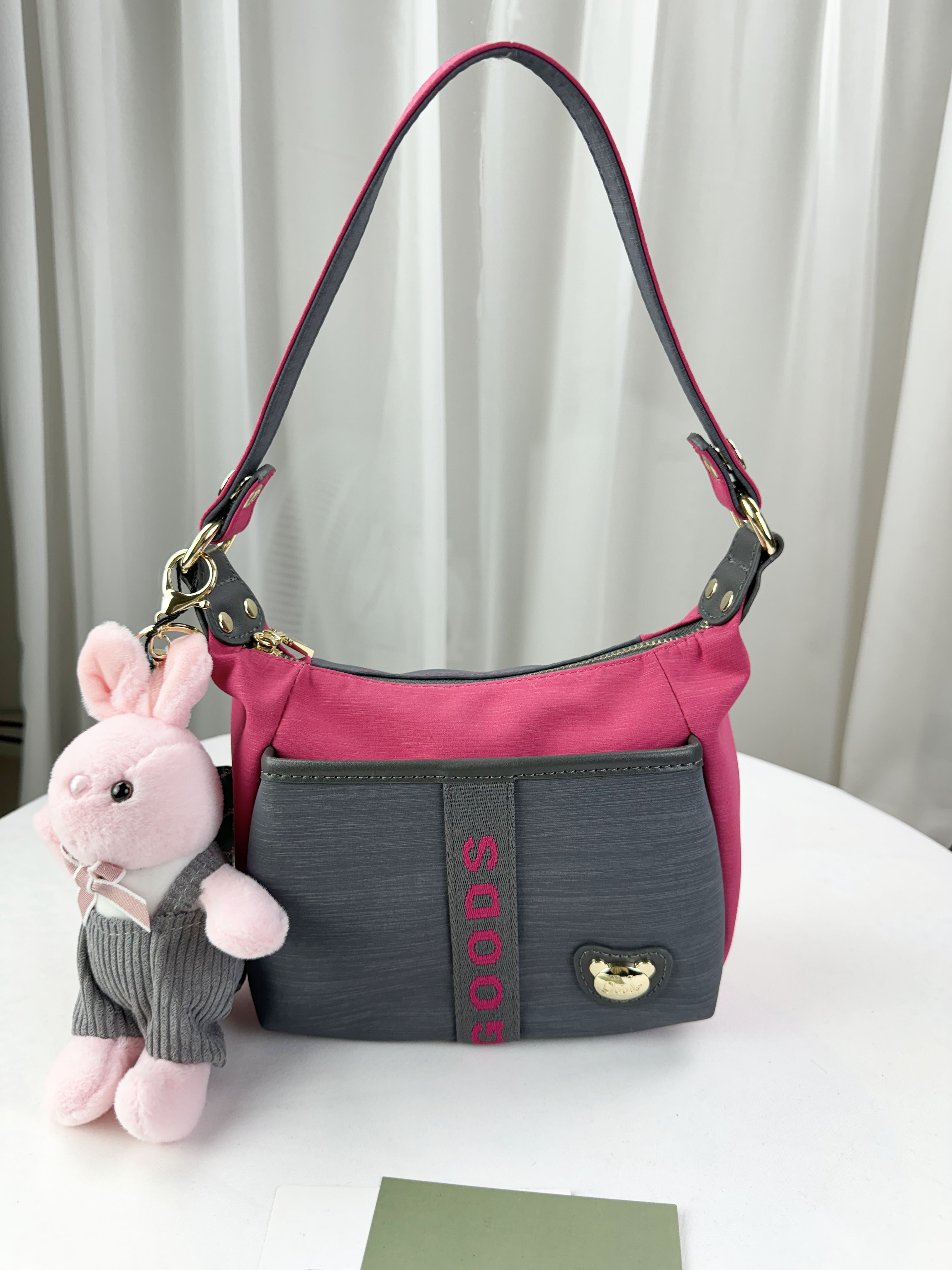 GOODS 灰桃拼色防潑水肩背包 / 側背包 附兔兔吊飾 #2503