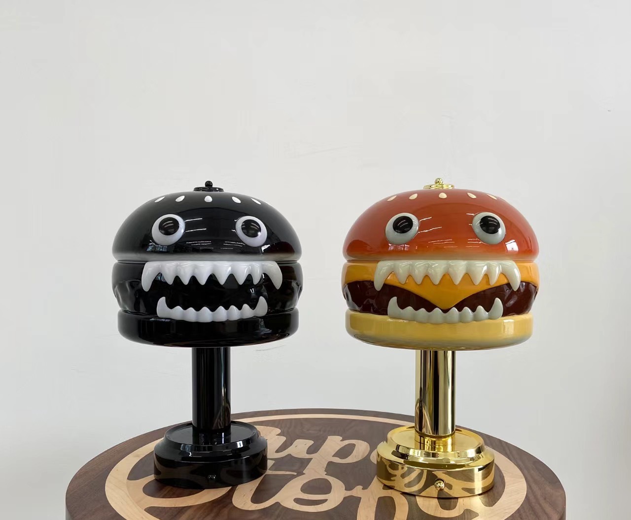 iSNEAKERS | CORTIS直播同款漢堡燈 UNDERCOVER X MEDICOM TOY HAMBURGER LAMP 原色/黑色/透明