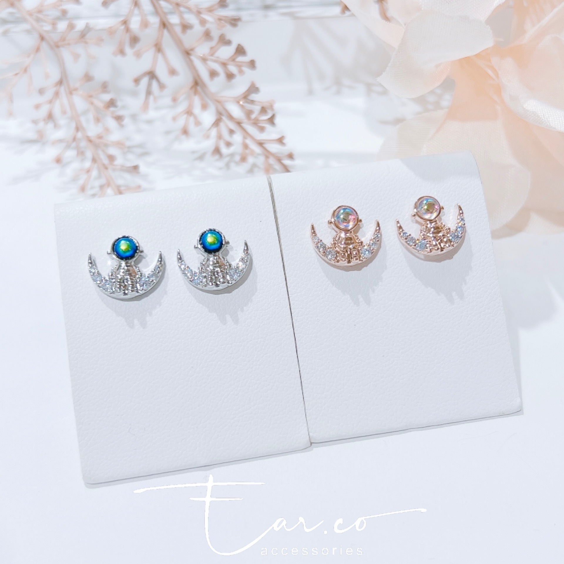 坐在半月上的太空人 #E242