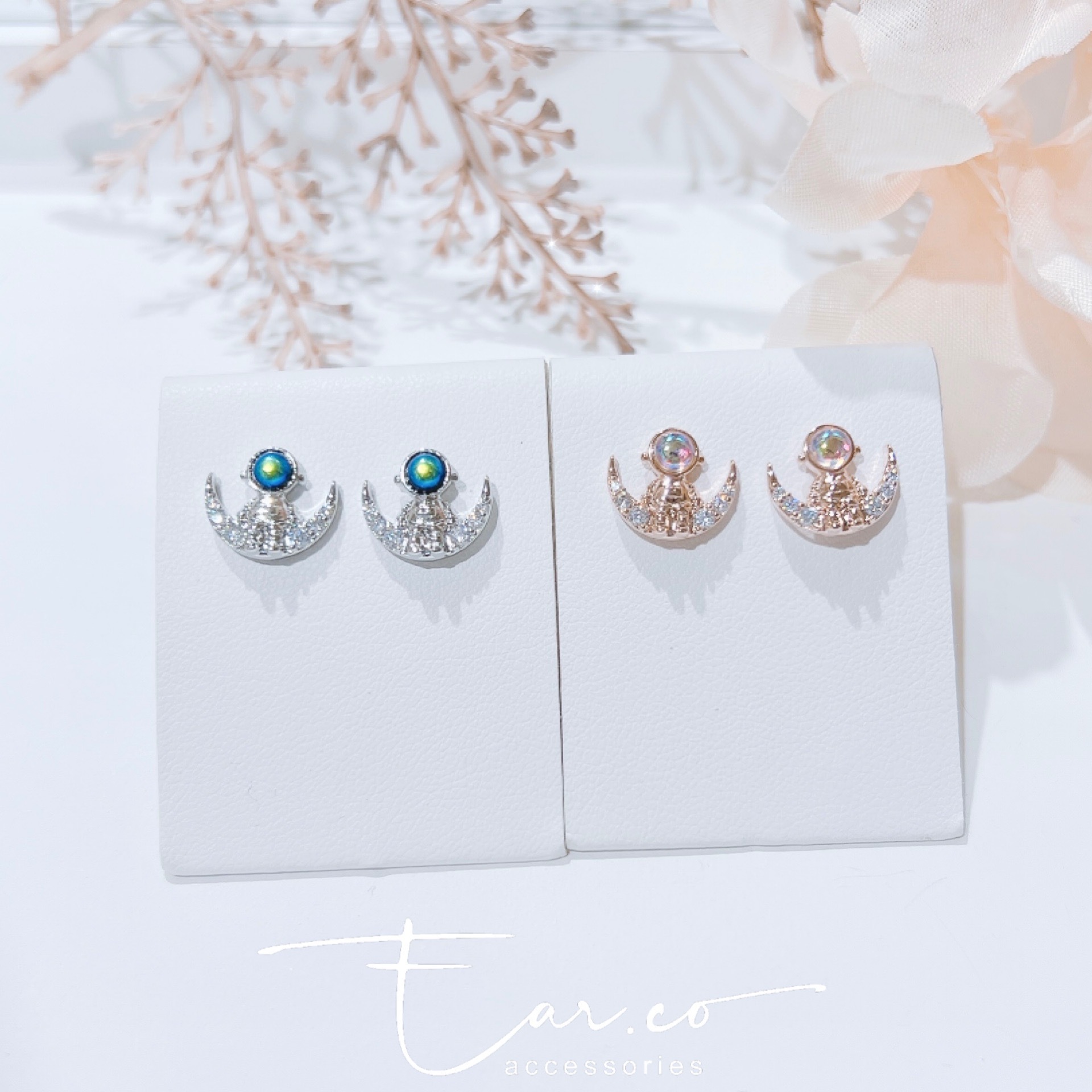 坐在半月上的太空人 #E242