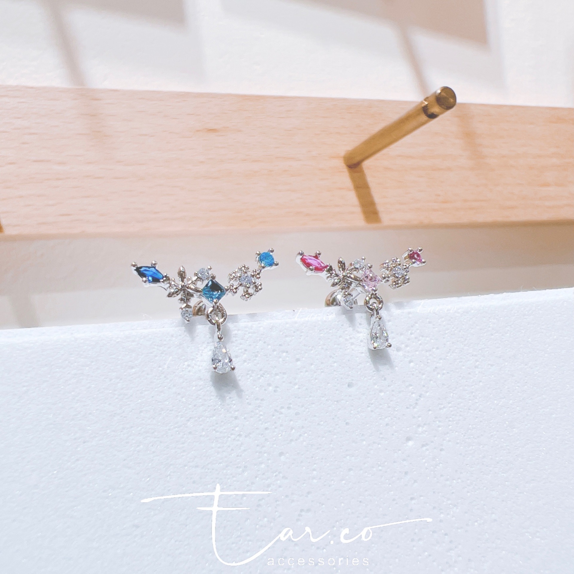 雪花水晶V形水滴耳骨釘 [單支] #P021