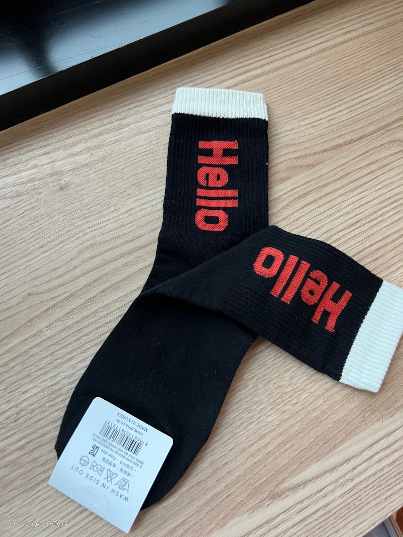 正韓黑白相間撞色 HELLO襪