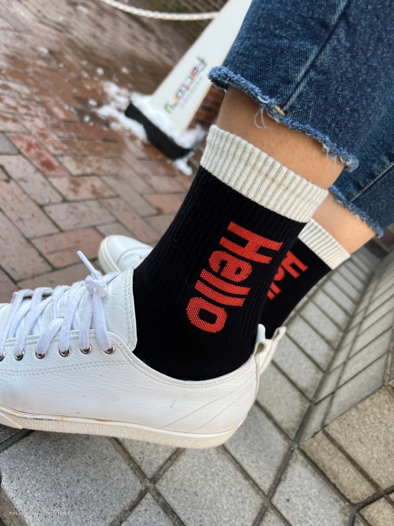 正韓黑白相間撞色 HELLO襪