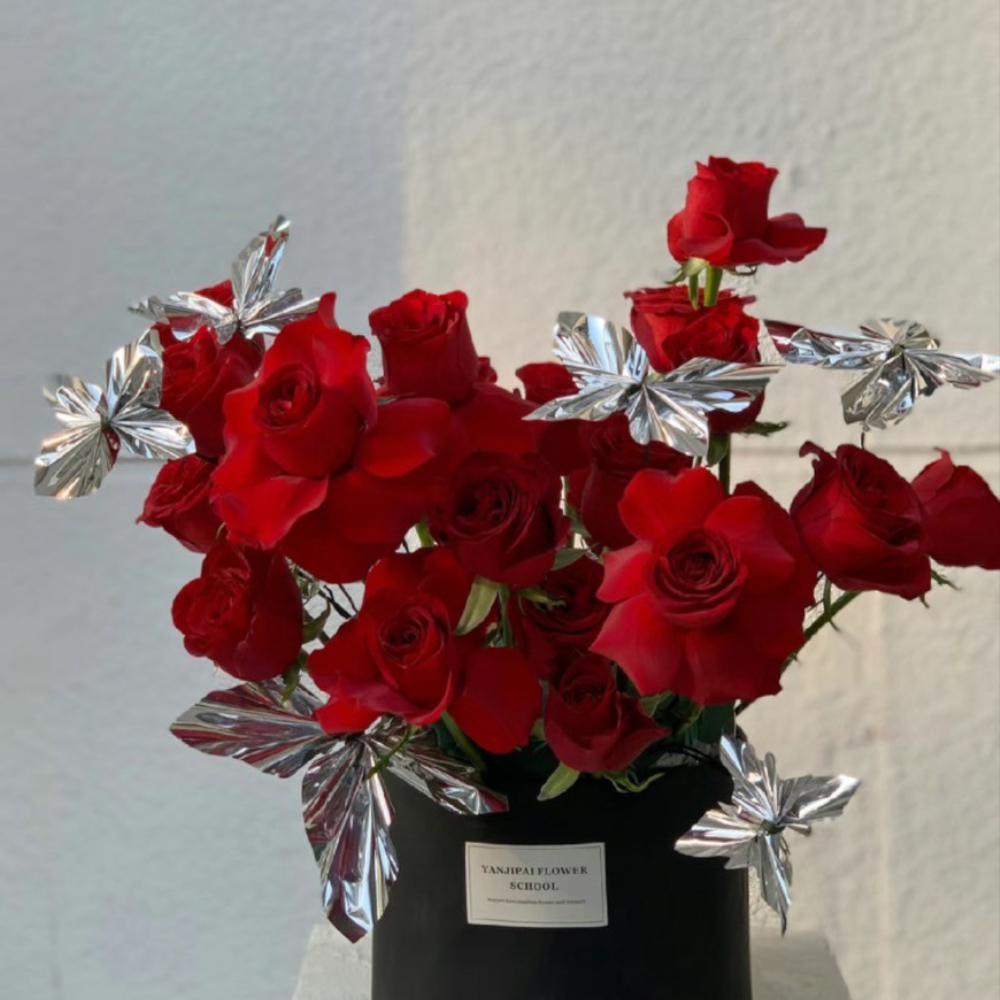 玫瑰花蝴蝶花桶（33朵） /進口鮮花玫瑰