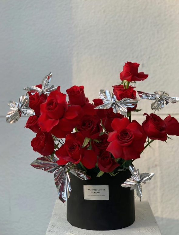 玫瑰花蝴蝶花桶（33朵） /進口鮮花玫瑰