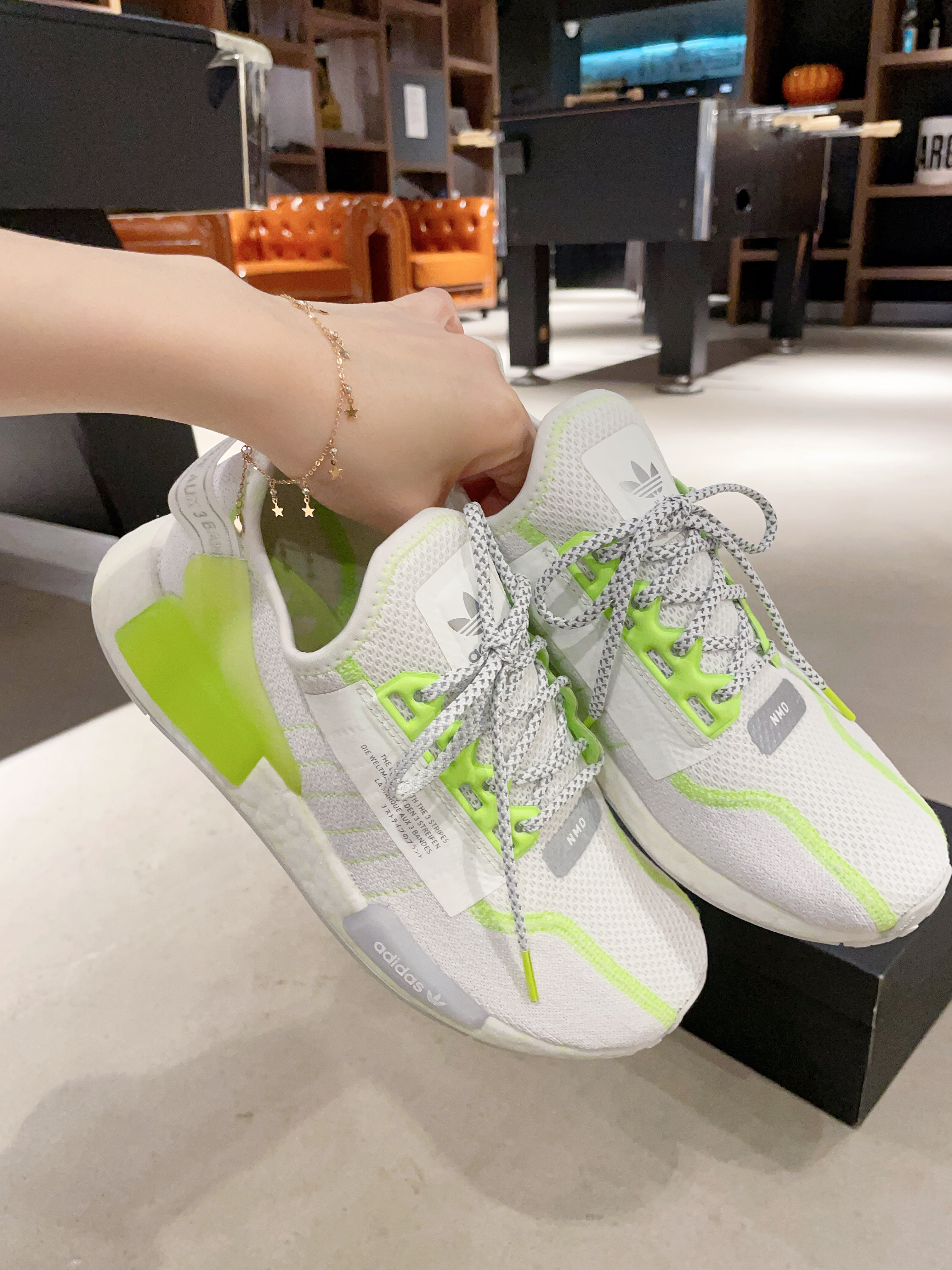 ADIDAS ORIGINALS NMD R1 V2