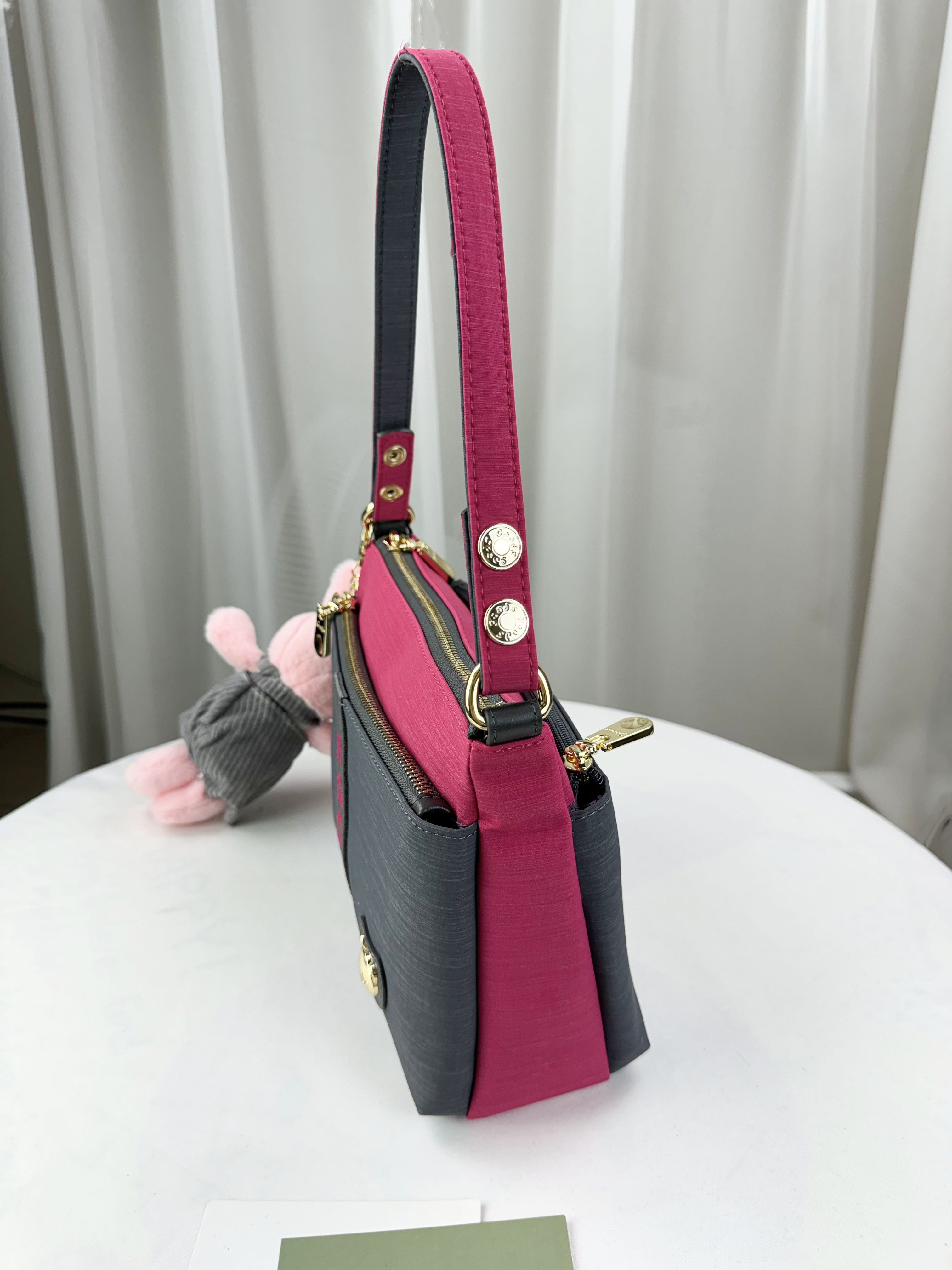 GOODS 灰桃拼色防潑水肩背包 / 側背包 附兔兔吊飾 #2563