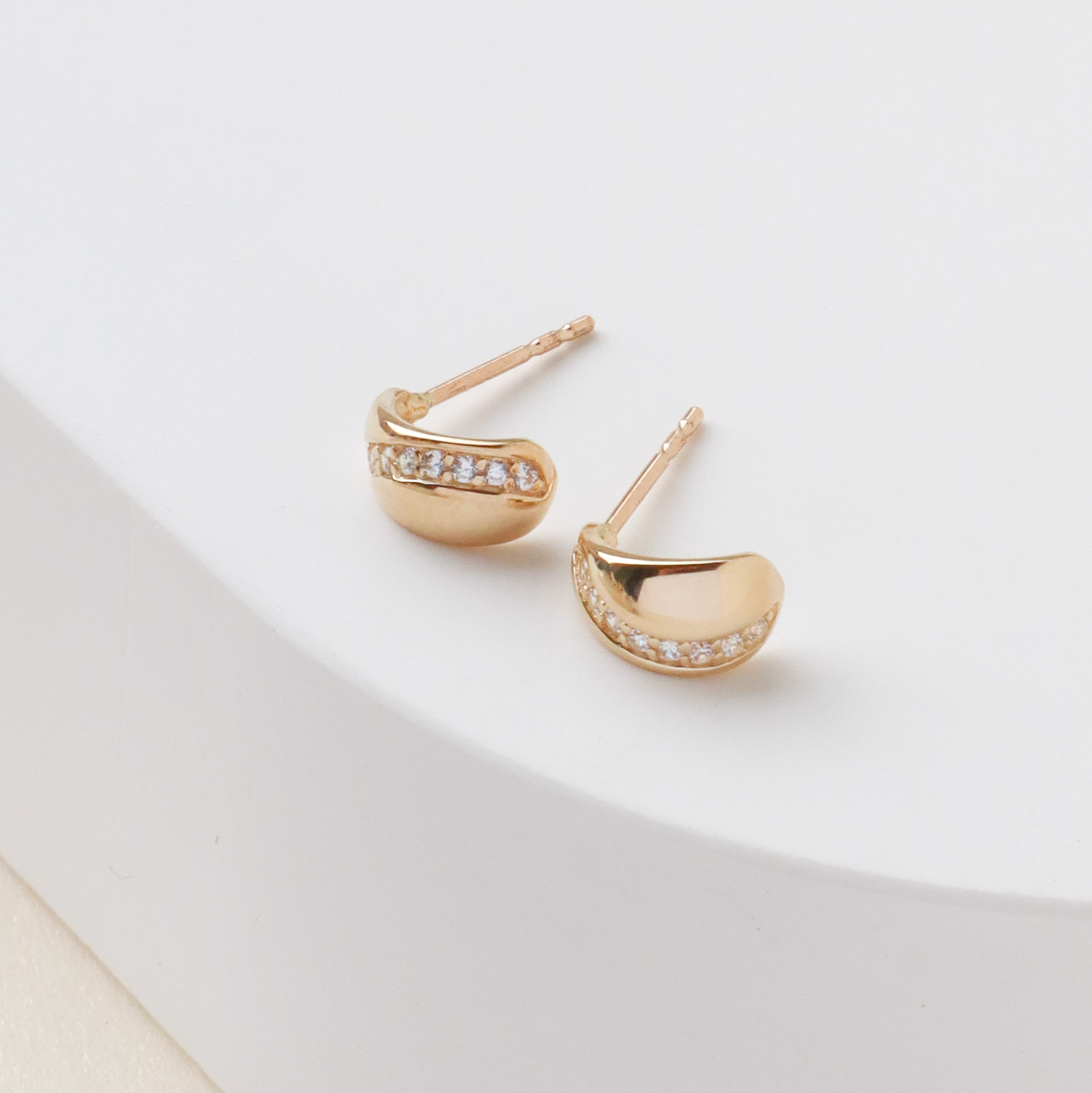 10K/閃亮小弧耳環