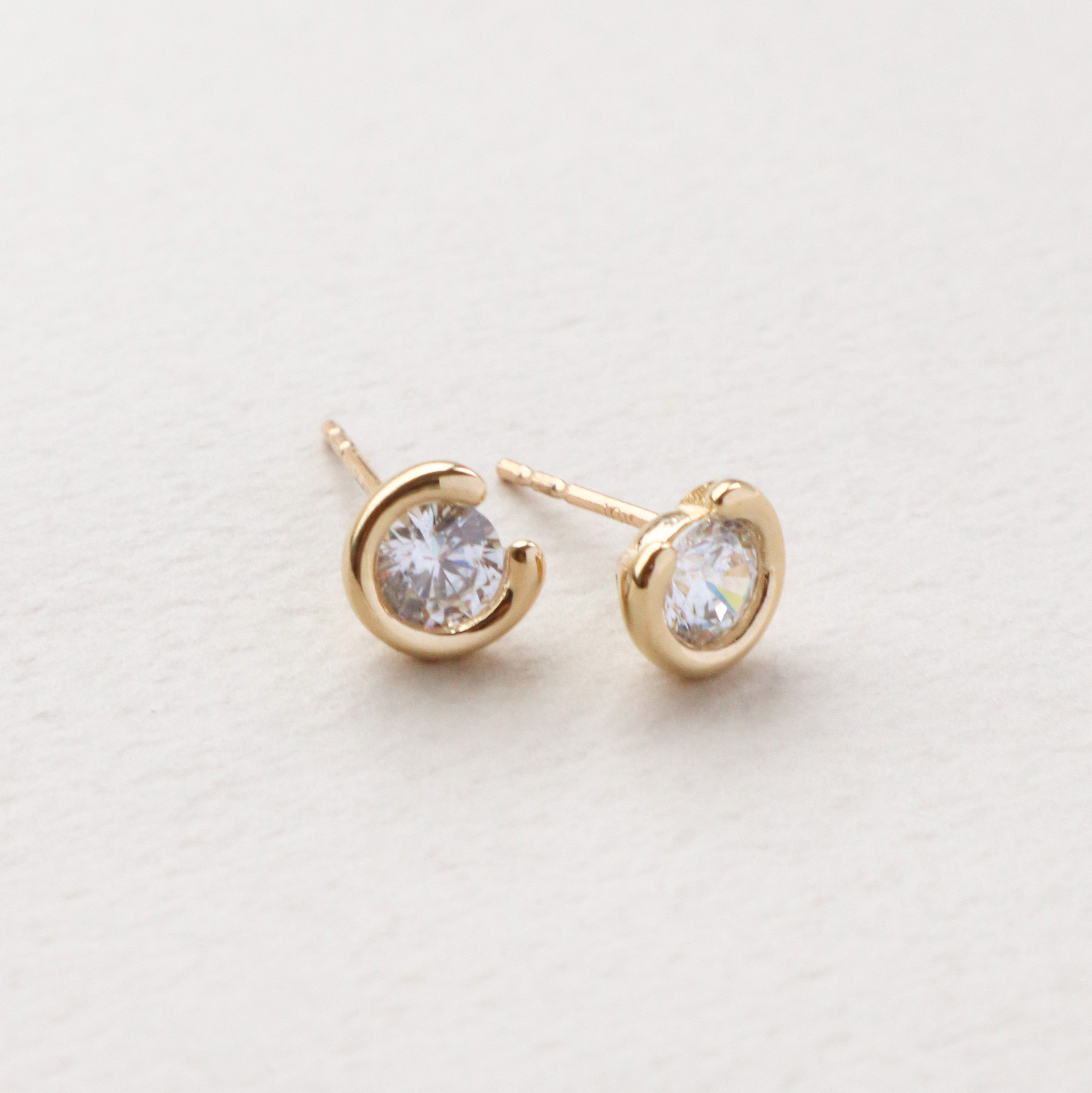 10K/C字獨鑽耳環