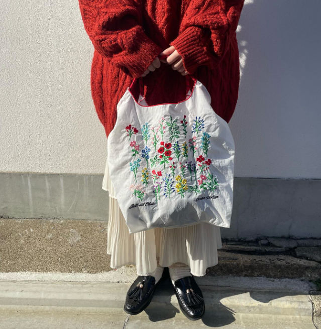 Ball & Chain 白色刺繡花手挽袋