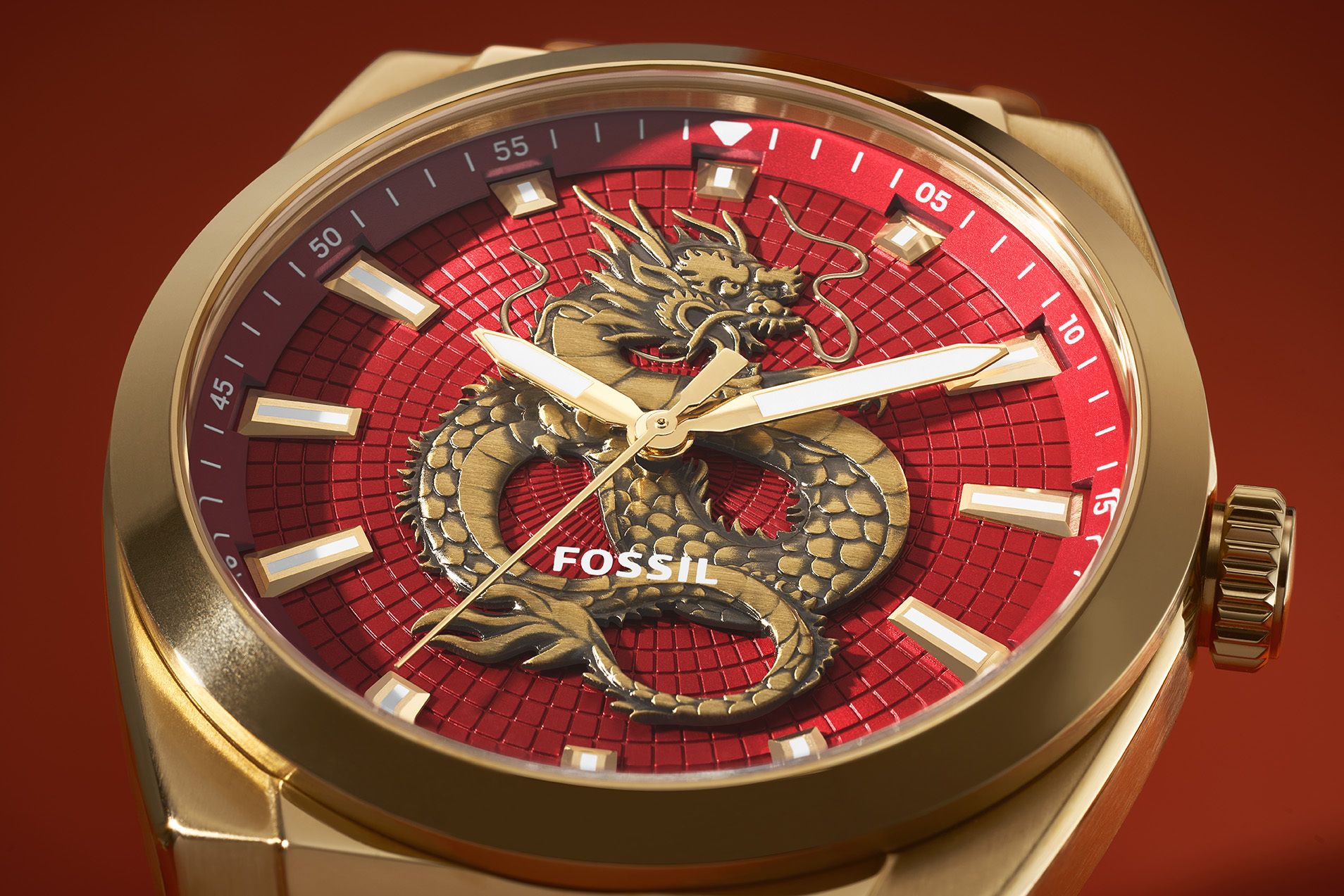 Everett 龍騰盛世龍年限量手錶新春上市，龍紋篆刻細節精緻，展現氣派風格。