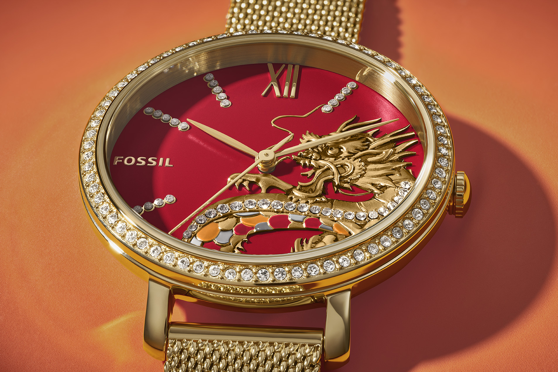 FOSSIL於2024年新春推出 Jacqueline 龍舞璀鑽龍年限量女錶，金龍雕刻綴以晶鑽，配上紅色錶面，展現優雅節慶氛圍。