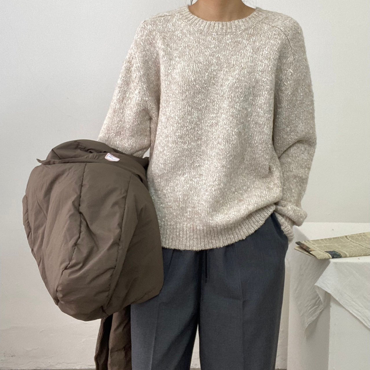 女模穿著#8893 羊毛混色針織軟毛衣杏色正面照