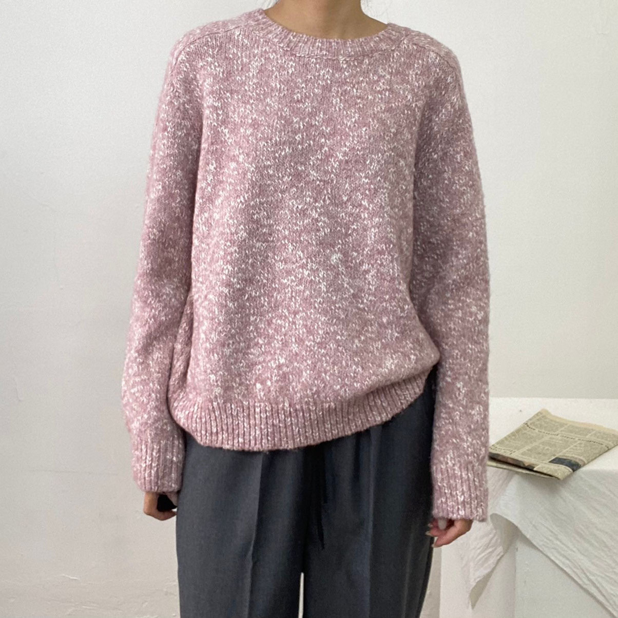 女模穿著#8893 羊毛混色針織軟毛衣粉色正面照