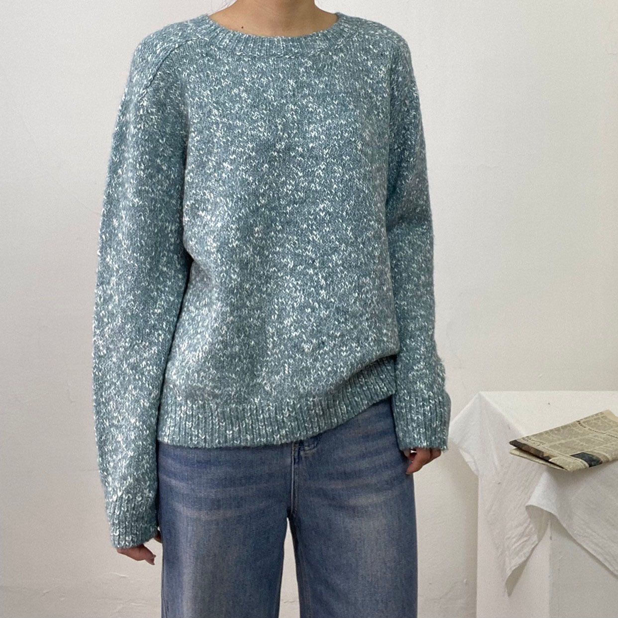 女模穿著#8893 羊毛混色針織軟毛衣藍色正面照