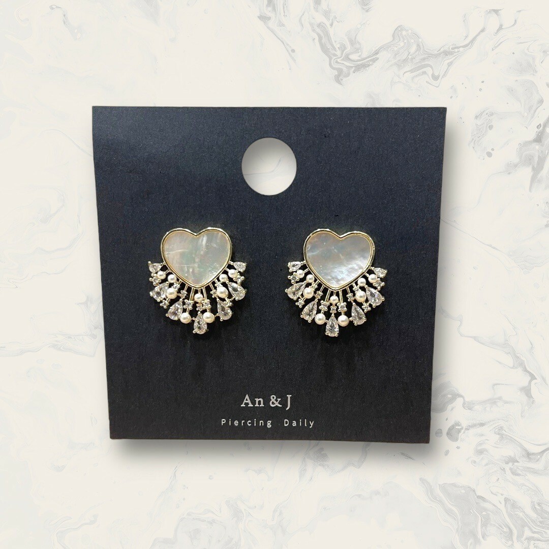 韓國直送-銀針 金框貝殼打磨愛心下弧形排列珍珠+水滴鋯 鍍18K