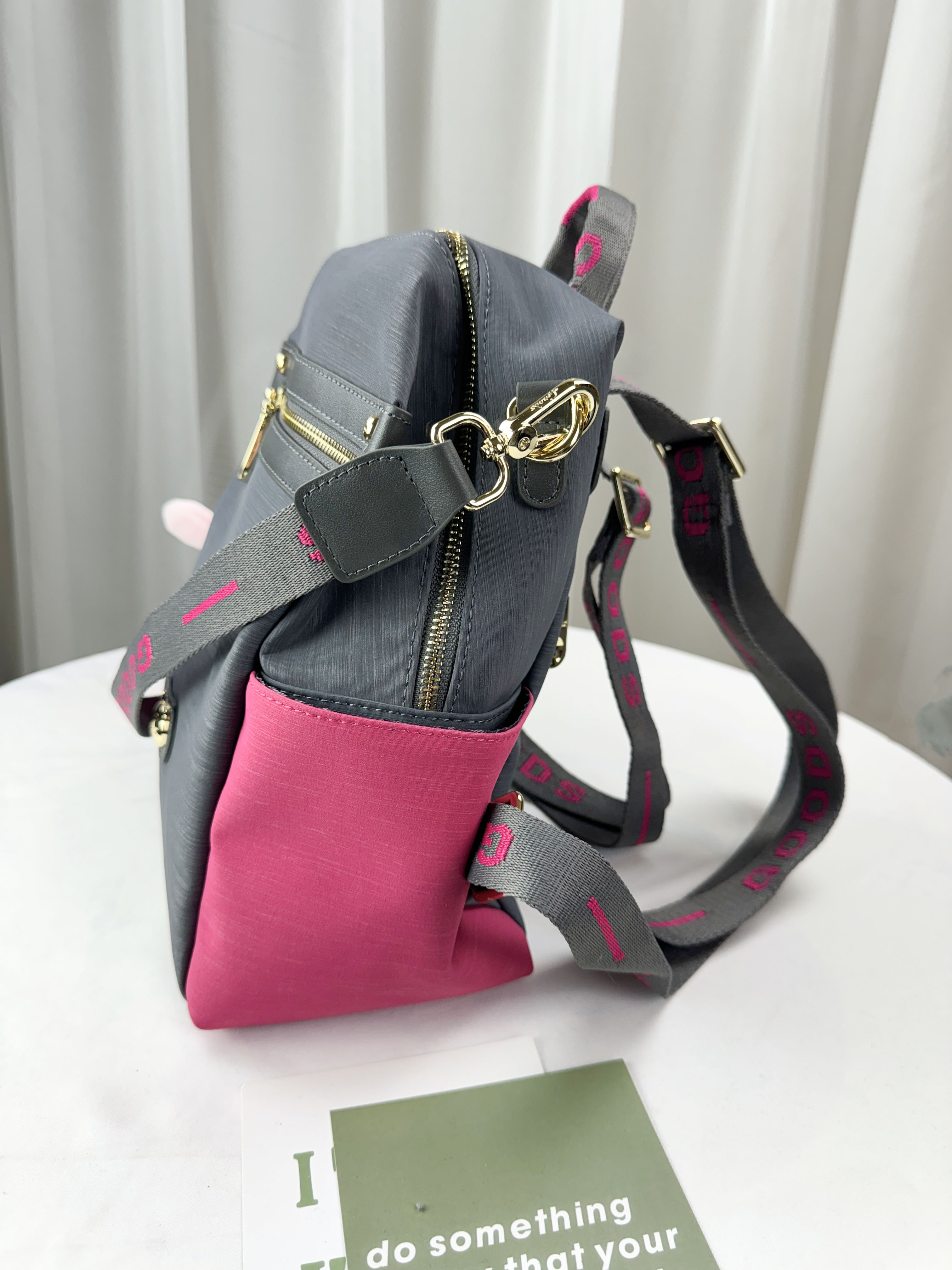 GOODS 灰桃拼色防潑水後背包 / 側背包 附兔兔吊飾 #2653