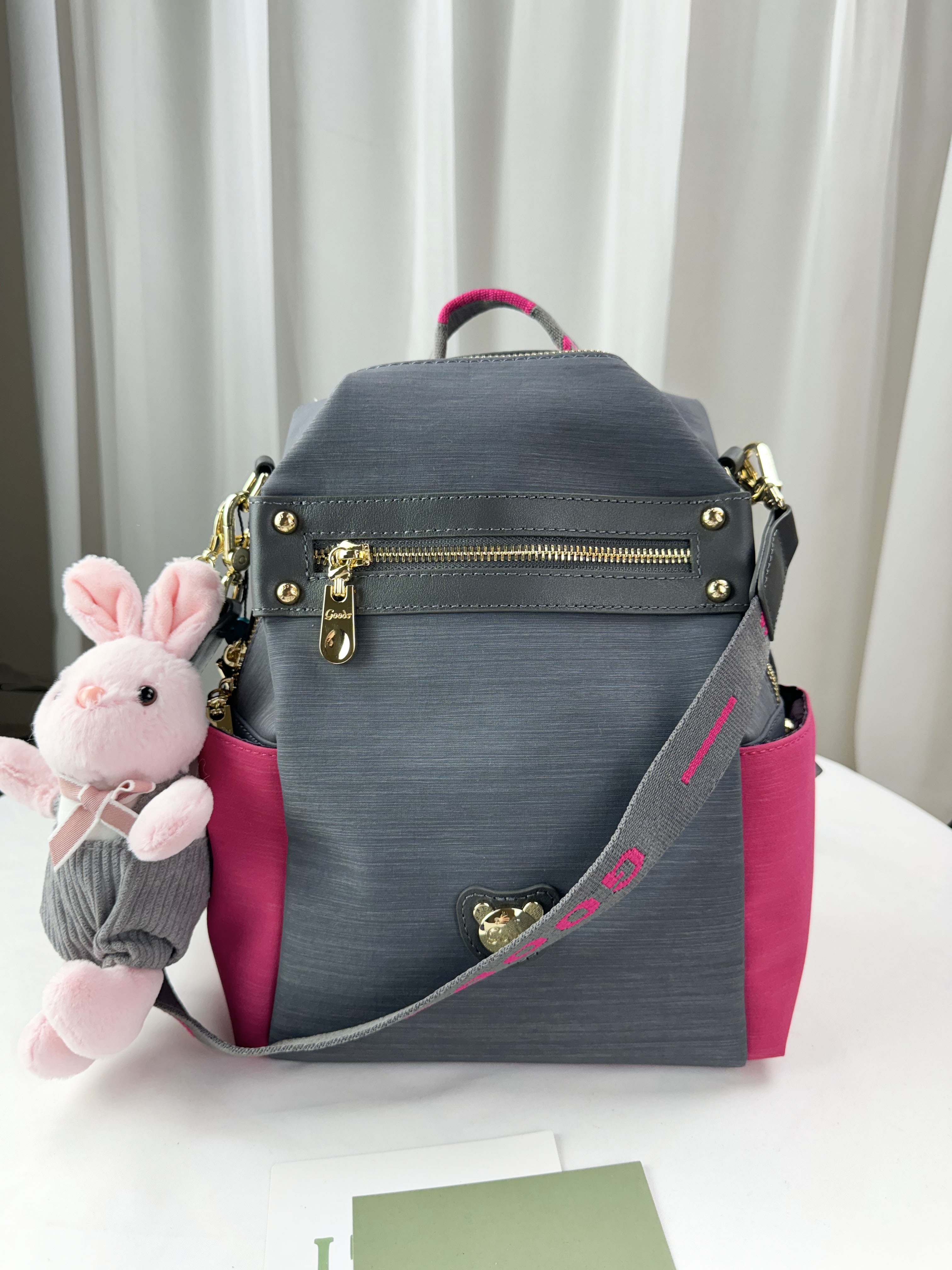 GOODS 灰桃拼色防潑水後背包 / 側背包 附兔兔吊飾 #2653