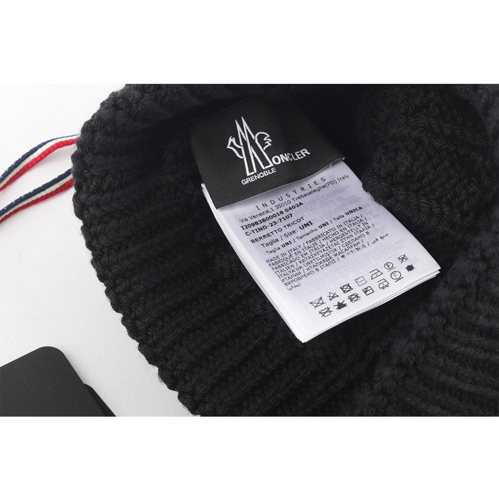 【Moncler】毛球Logo 麻花羊毛毛帽(黑色) 3B00018 0402A 999