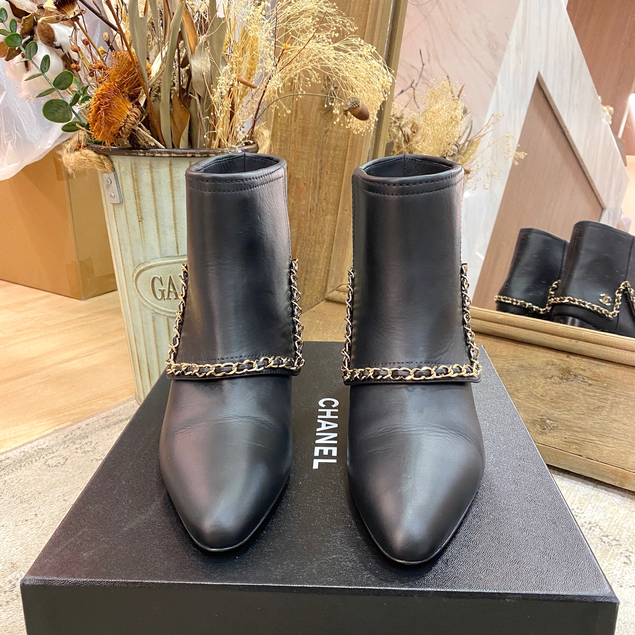 Unused] Chanel boots 38 black