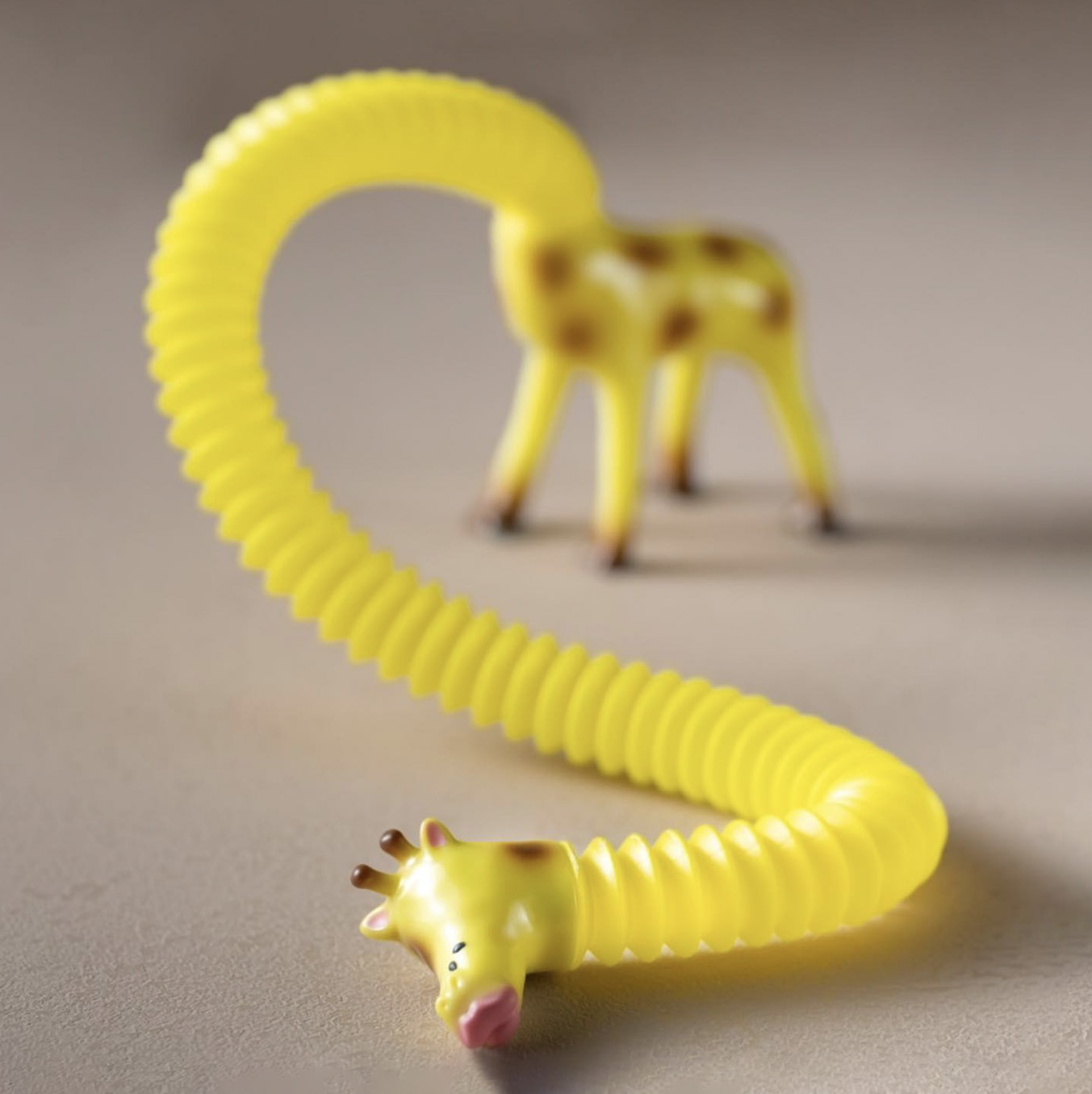 [井鹿] Giraffe by Garbage Toy