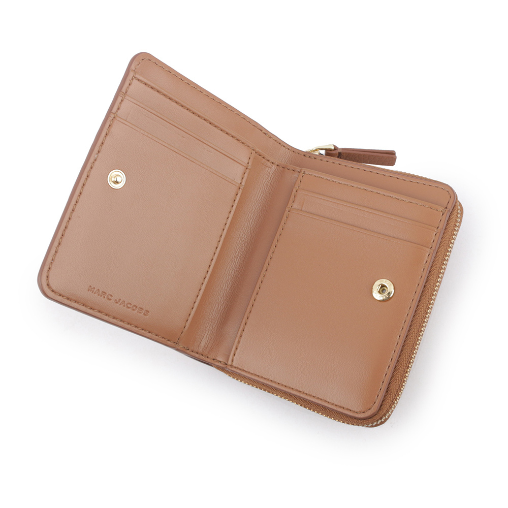 【MARC JACOBS】壓印標誌對開暗釦二折迷你短夾(堅果棕) 2R3SMP044S10 212
