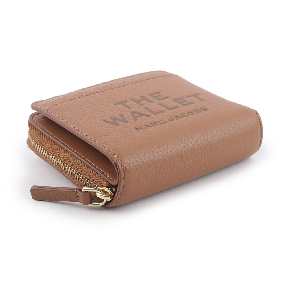 【MARC JACOBS】壓印標誌對開暗釦二折迷你短夾(堅果棕) 2R3SMP044S10 212