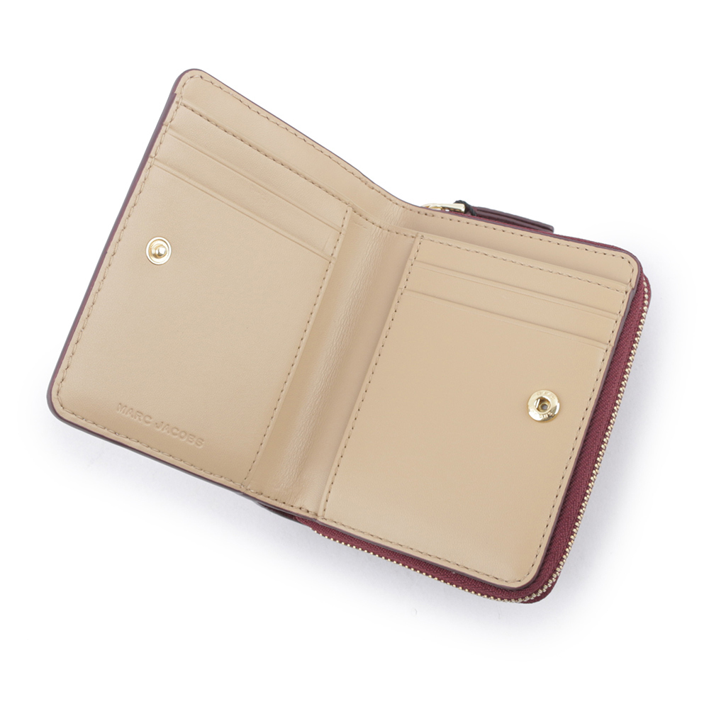 【MARC JACOBS】壓印標誌對開暗釦二折迷你短夾(櫻桃紅) 2R3SMP044S10 602