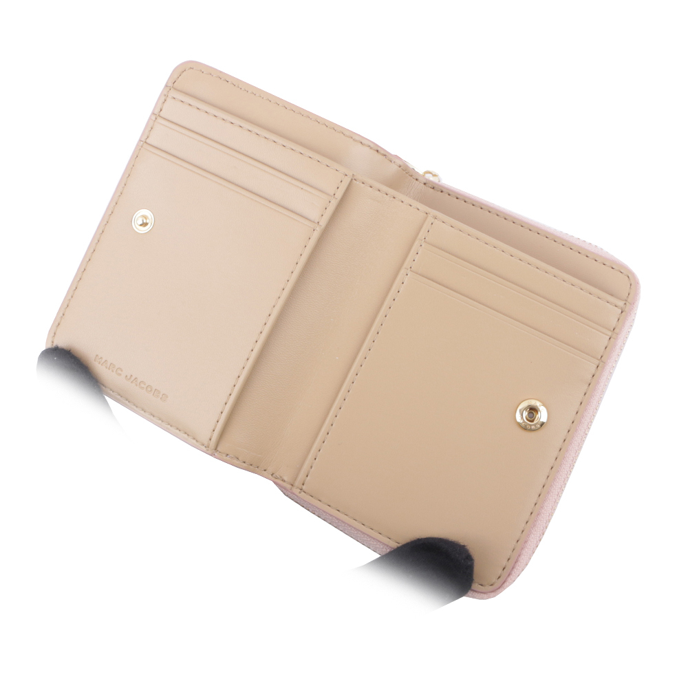 【MARC JACOBS】壓印標誌對開暗釦二折迷你短夾(玫瑰粉) 2R3SMP044S10 624