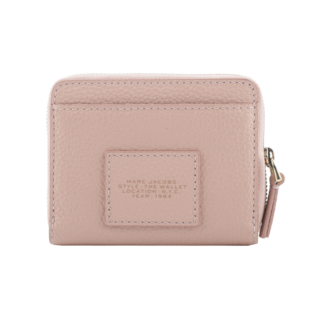 【MARC JACOBS】壓印標誌對開暗釦二折迷你短夾(玫瑰粉) 2R3SMP044S10 624