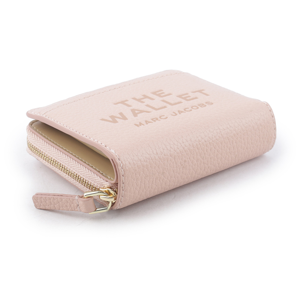 【MARC JACOBS】壓印標誌對開暗釦二折迷你短夾(玫瑰粉) 2R3SMP044S10 624