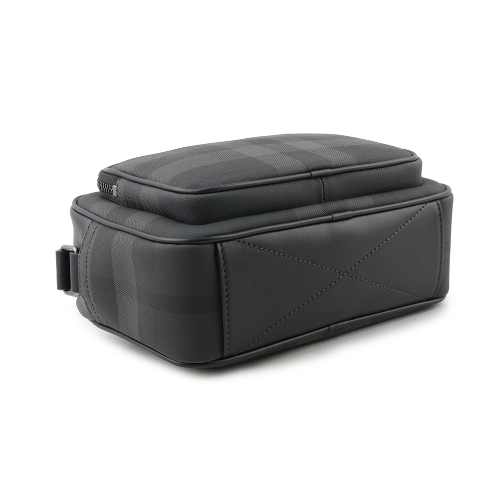 【BURBERRY】格紋前口袋拉鍊斜背包(炭灰色) 8074099 A1208