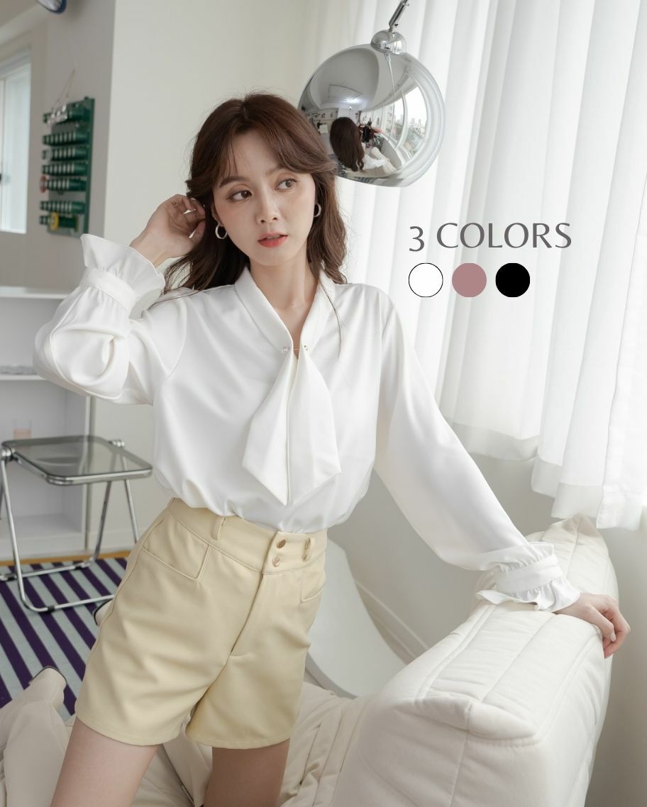 微光絲滑緞面V領上衣（附珍珠衣飾釦）(特價品不可退換貨)