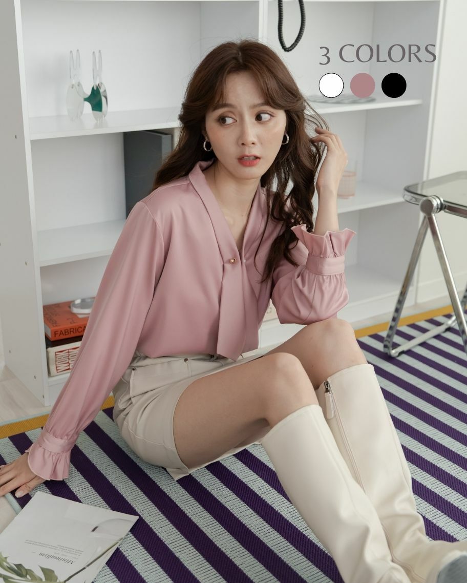 微光絲滑緞面V領上衣（附珍珠衣飾釦）(特價品不可退換貨)