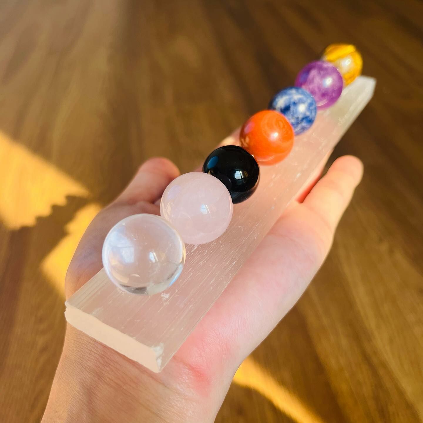 [原石] 透石膏底座＋七脈輪水晶球組合