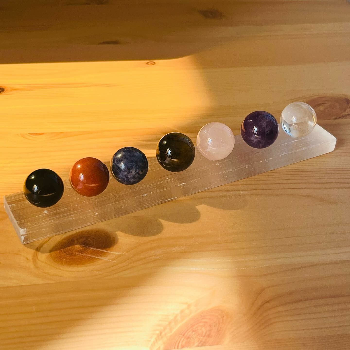 [原石] 透石膏底座＋七脈輪水晶球組合