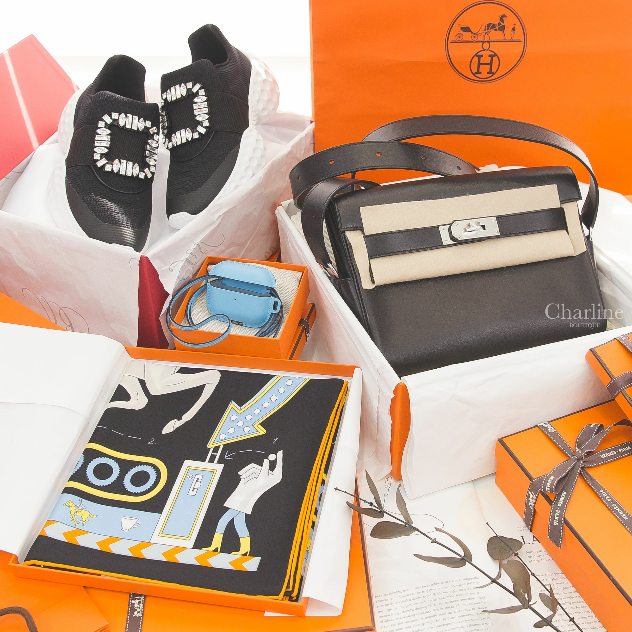 Roger Vivier Sneakers 黑色水晶方釦太空棉運動鞋,Hermès黑色/紅色/彩色雙人茶會真絲方巾,天空藍/亞麻藍牛皮耳機包,Kelly Messenger PM B刻黑色銀釦小型肩背包-Charline Boutique 精品代購