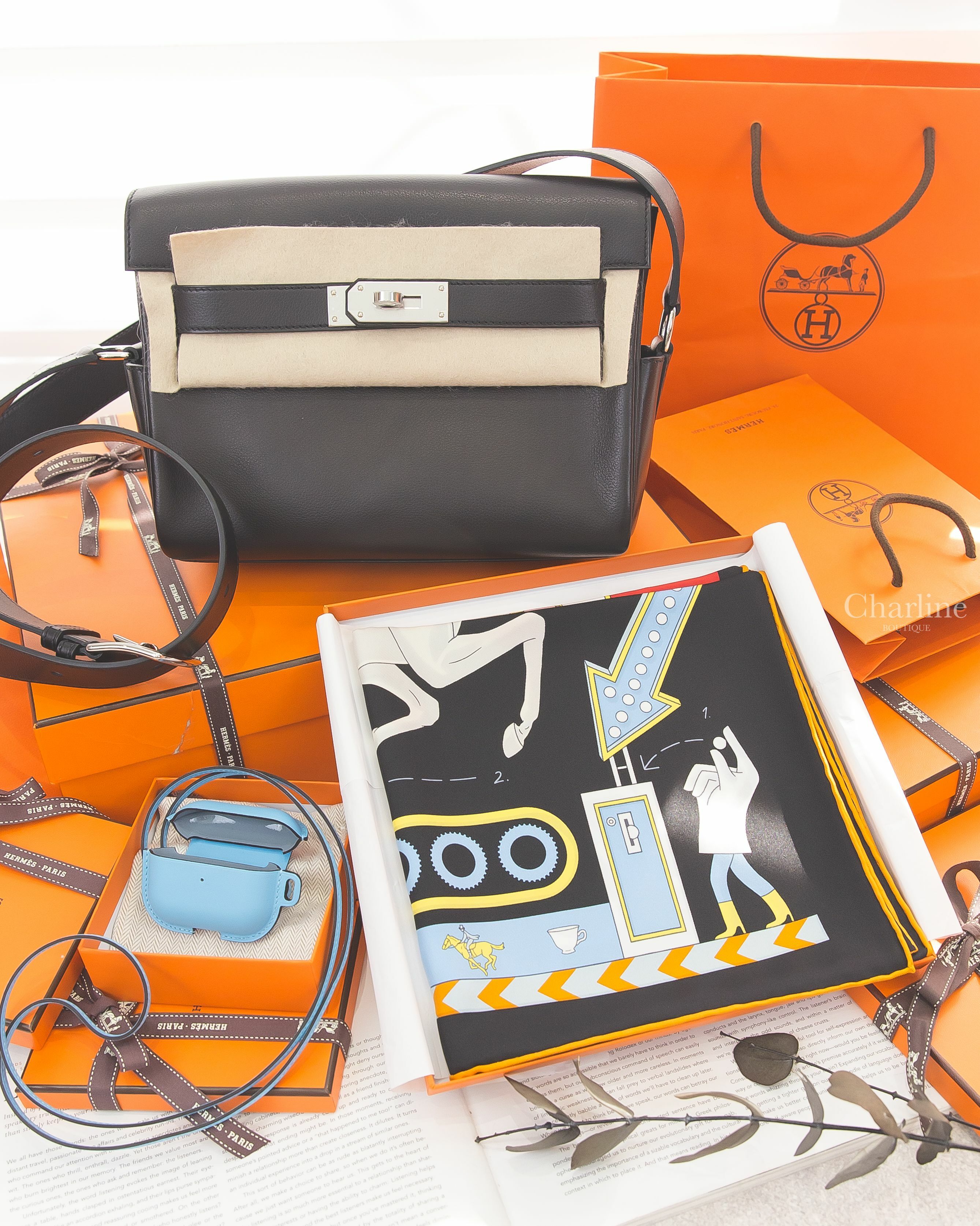 Hermès AirPods Pro Case 天空藍 / 亞麻藍牛皮耳機包,黑色/紅色/彩色雙人茶會真絲方巾,Kelly Messenger PM B刻黑色銀釦小型肩背包-Charline Boutique 精品代購