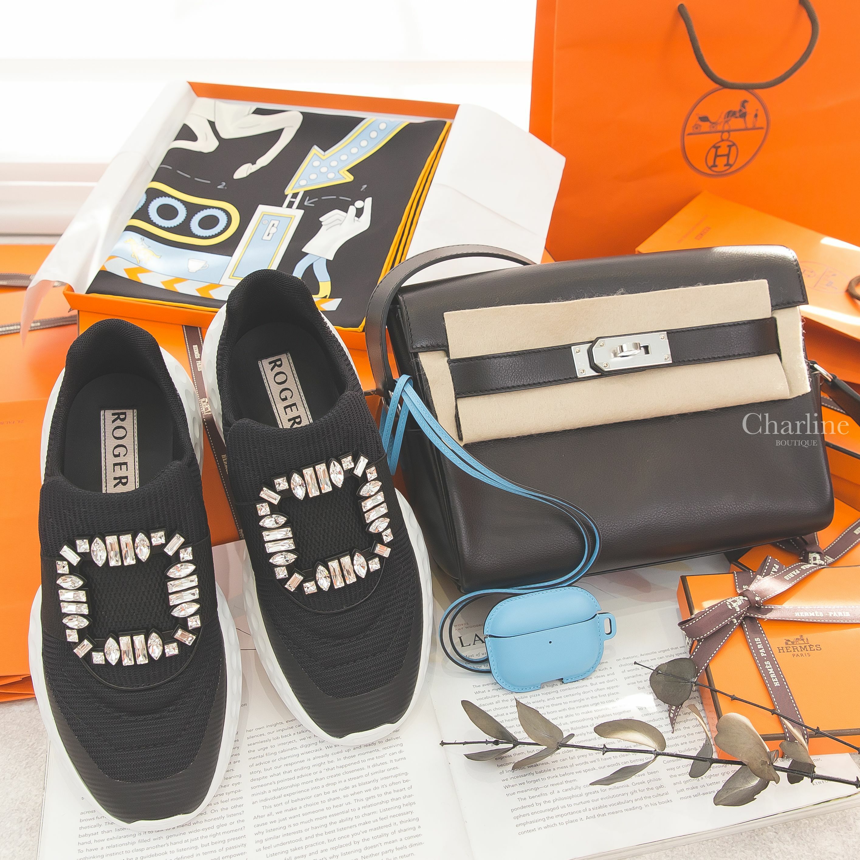 Roger Vivier Sneakers 黑色水晶方釦太空棉運動鞋,Hermès黑色/紅色/彩色雙人茶會真絲方巾,天空藍/亞麻藍牛皮耳機包,Kelly Messenger PM B刻黑色銀釦小型肩背包-Charline Boutique 精品代購