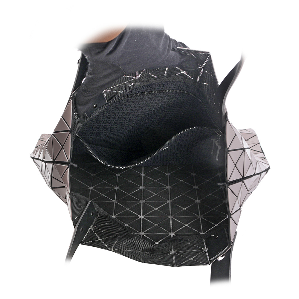 【ISSEY MIYAKE三宅一生】BAO BAO PRISM GLOSS 10X10 亮面手提包(灰紫色) BB06AG513 13