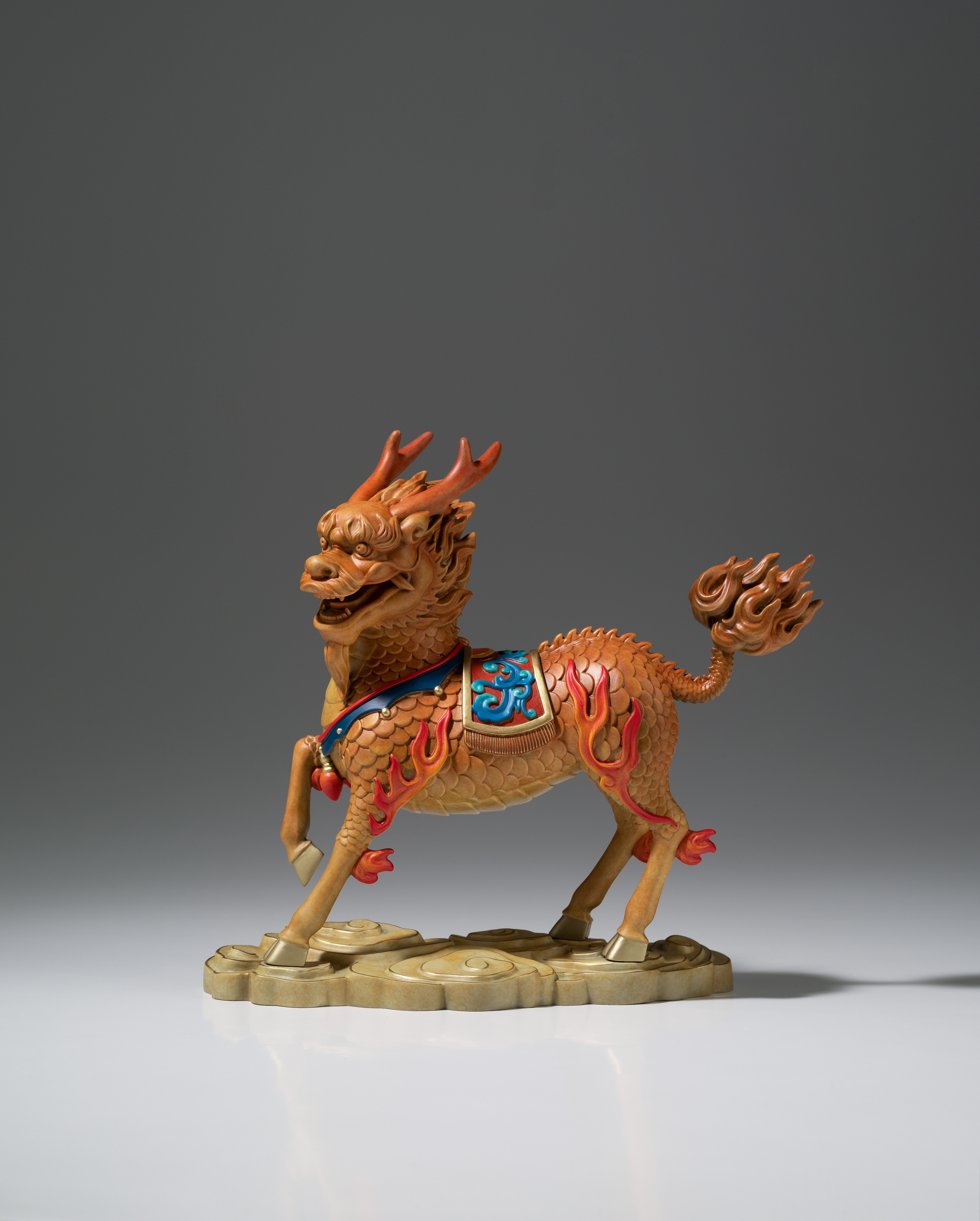 銅 細工 浮彫り祥雲瑞獣麒麟 銅皿銅盤 工芸品 美術品 置物 銅 細工 浮彫り祥雲瑞獣麒麟 銅皿銅盤 工芸品 美術品 置物
