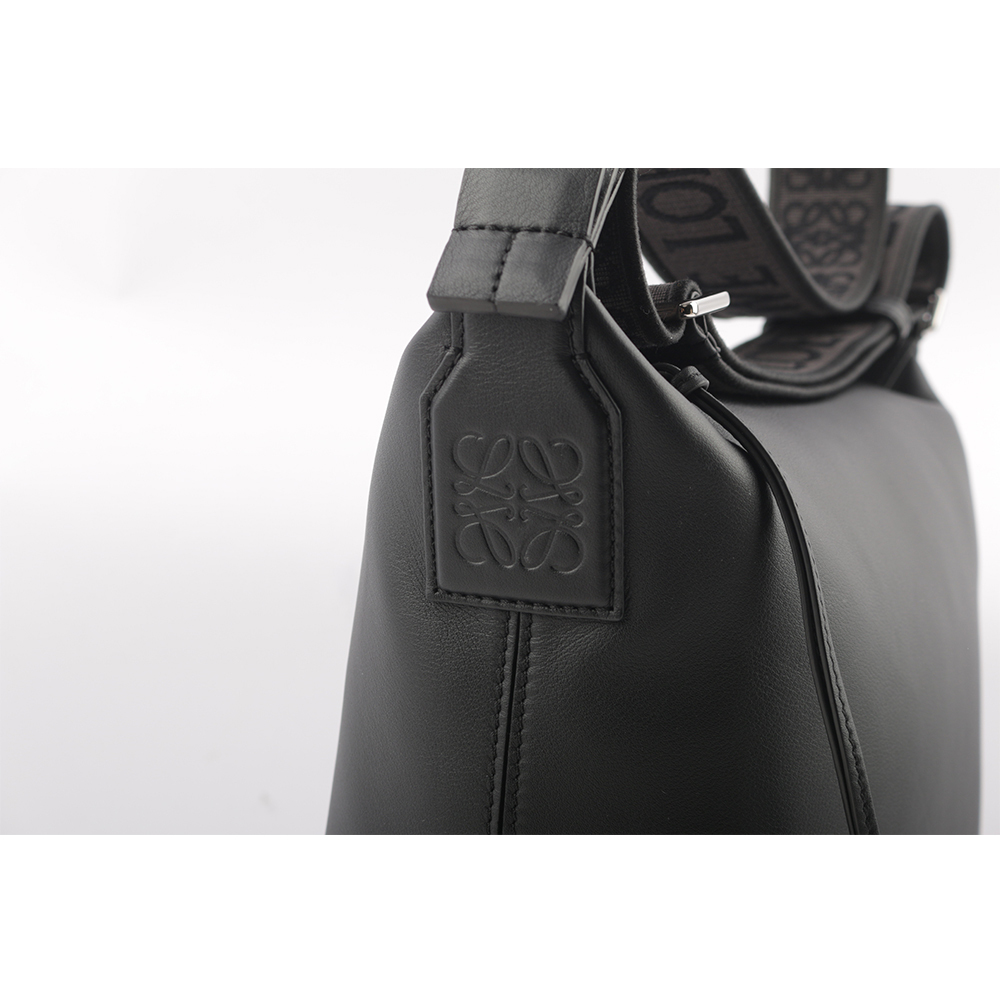 【LOEWE】Cubi 柔軟小牛皮緹花織布背帶斜背包(黑色) B906Q63X04 1100